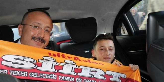 Vali, engelli genci makam aracıyla programa götürdü
