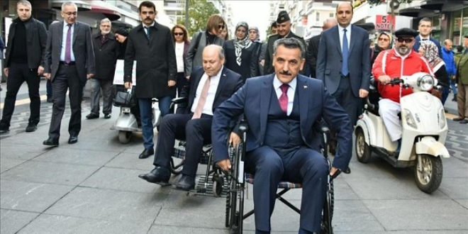 'Engelsiz yürüyüşe' katılan Vali tekerlekli sandalye kullandı