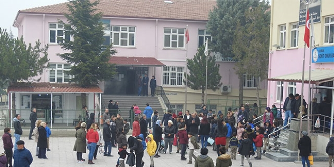 Duvarlarında çatlaklar oluşan okul yıkılacak