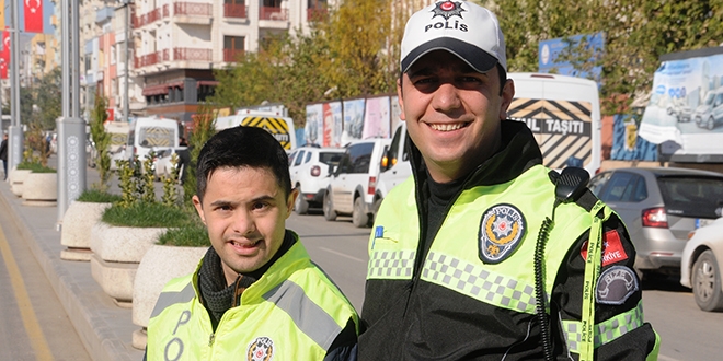 Down sendromlu gencin 'polis olma' heyecanı