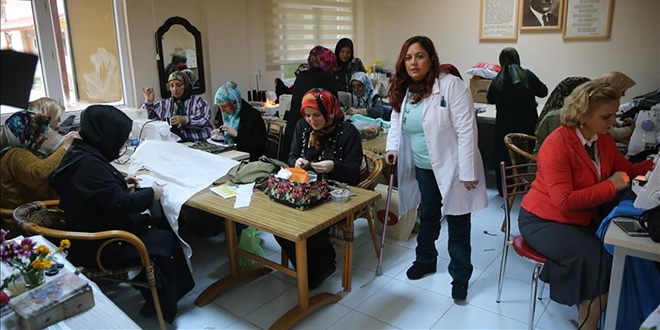 Engelini aştı giyim öğretmeni oldu