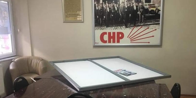 Kayseri'de CHP ilçe başkanlığına zarar verildi