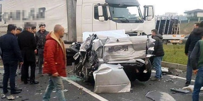 TIR, kırmızı ışıkta bekleyen araçlara çarptı: 10 yaralı