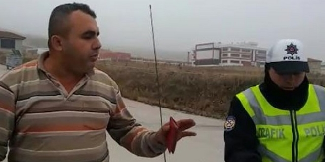 Ceza yazan polise önce tepki gösterdi, ardından...