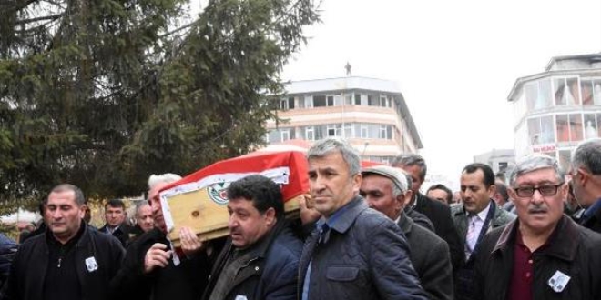Evinde ölü bulunan doktor toprağa verildi