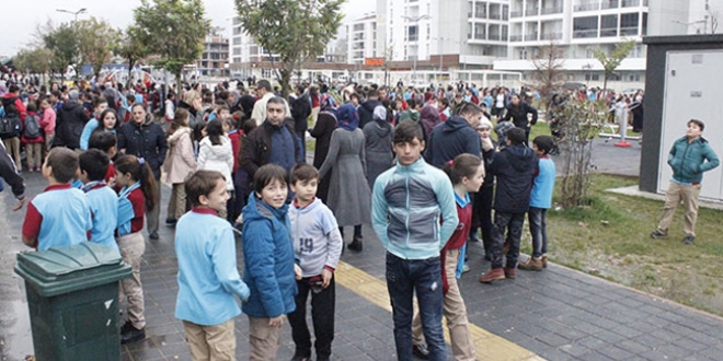 Paniğe kapılan öğrenci velileri okula akın etti