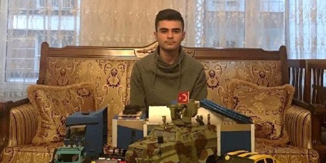 Liseli Celil, 'Ejder Yalçın'ın maketini yaptı