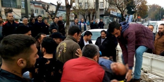 Yaralı adam kamyonetin kasasında hastaneye kaldırıldı
