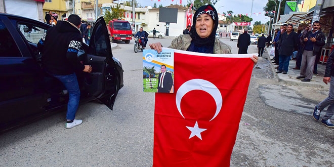 Askeri kamuflaj giyen kadn terr protesto etti