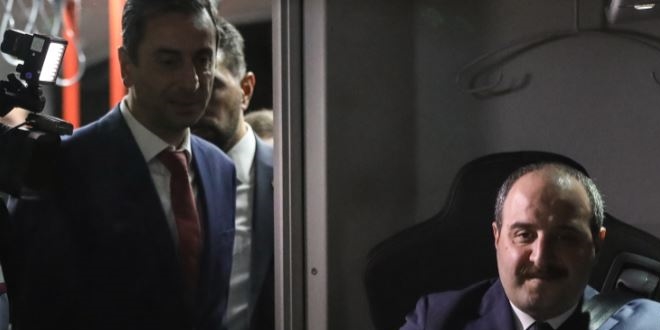 Bakan Varank, yerli elektrikli otobüsün direksiyonuna geçti