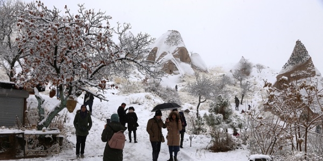 Turistlerin Kapadokya'da kartopu keyfi