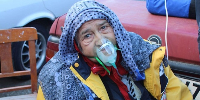 Evinde yangın çıkan yaşlı kadını, komşuları kurtardı