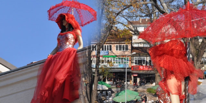 Çatıya konulan gelinlikli cansız manken panik yaşattı