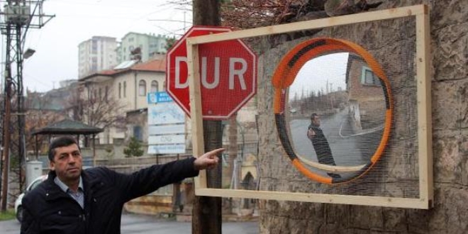 9'uncu kez kırılan trafik aynasına ilginç koruma!