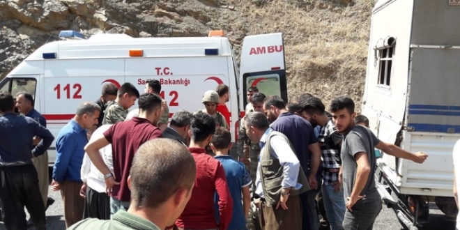 Hakkari'de askeri araç kaza yaptı: 1'i binbaşı, 3 yaralı