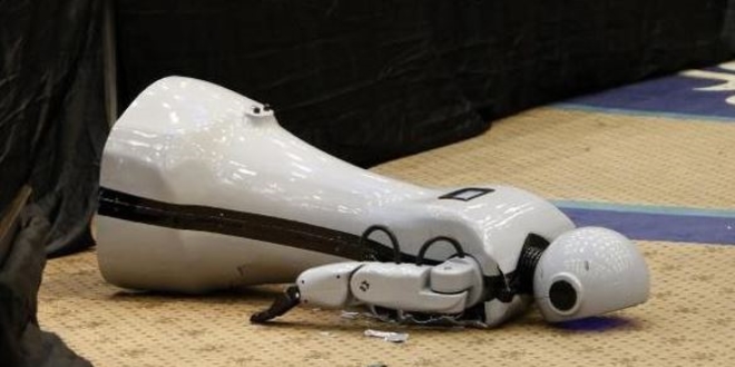 Antalya'da sahneden düşen robot parçalandı!