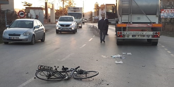 Kamyon ile bisikletin çarpıştığı kazada 3 çocuk yaralandı