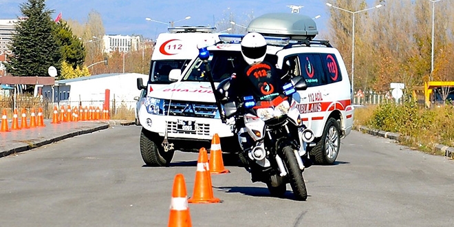 Eskişehir'de 112 ekiplerinden slalom gösterisi