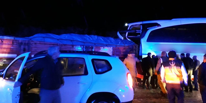Bingöl'de yolcu otobüsü kamyona çarptı: 9 yaralı