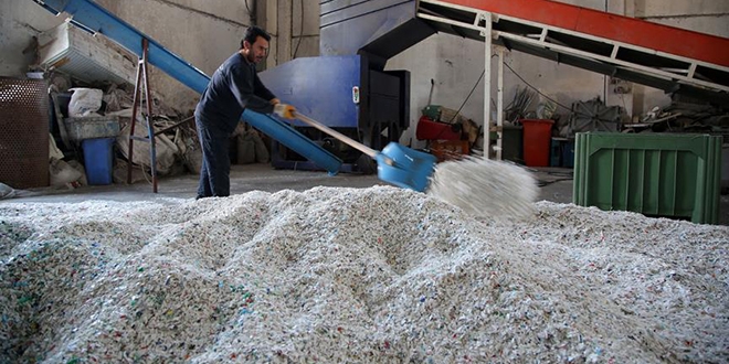 12 yıldır atık plastiği ekonomiye kazandırıyorlar