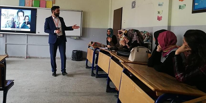 'Gönüllü Eğitimciler'den öğretmenlere eğitim