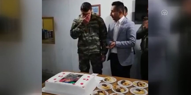 Üs bölgesindeki askere sürpriz doğum günü kutlaması