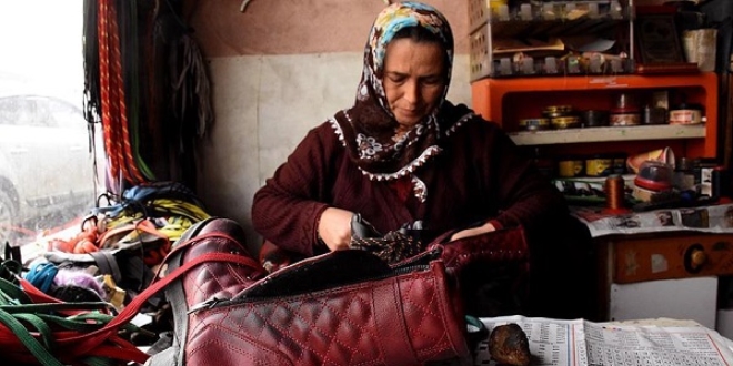 Ayakkabı tamircisi kadın 'aile mesleği'ne sahip çıkıyor