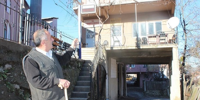 Binanın üstü 'lojman' altı 'yol'