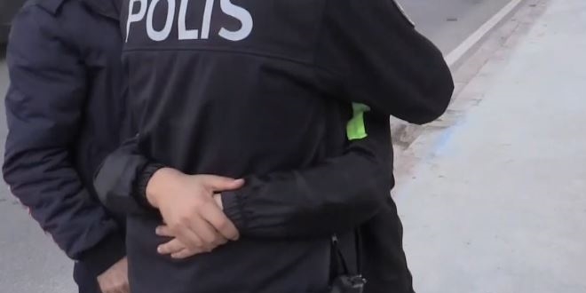 Arızalı asansörden kurtarılan çocuk polislere sarıldı