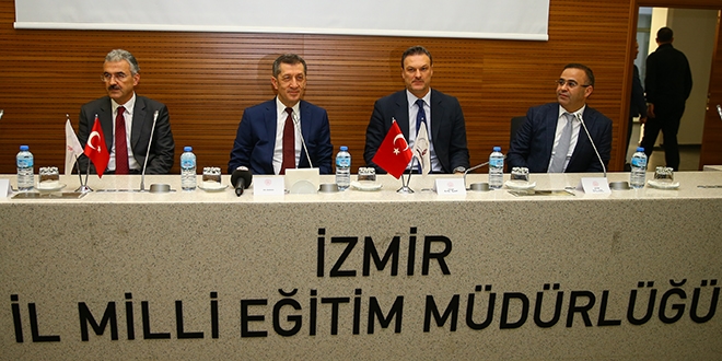 Bakan Selçuk, eğitimcilerle bir araya geldi