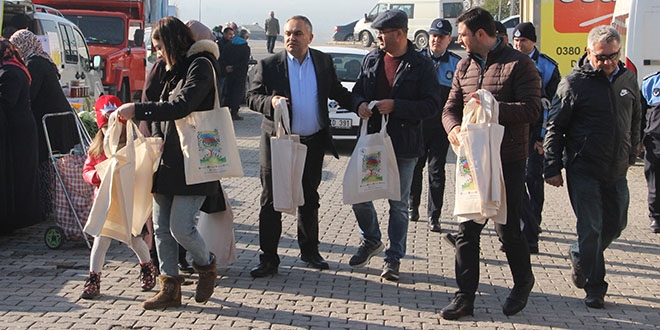Düzce Belediye Başkanı vatandaşlara bez torba dağıttı