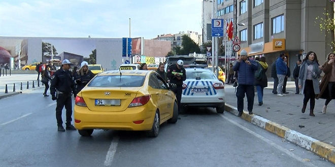 Taksim Meydanı'nda taksilere kış lastiği denetimi