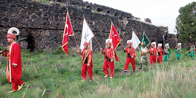 Üniversiteli mehteranlar kalelerdeki bayrakları yeniliyor