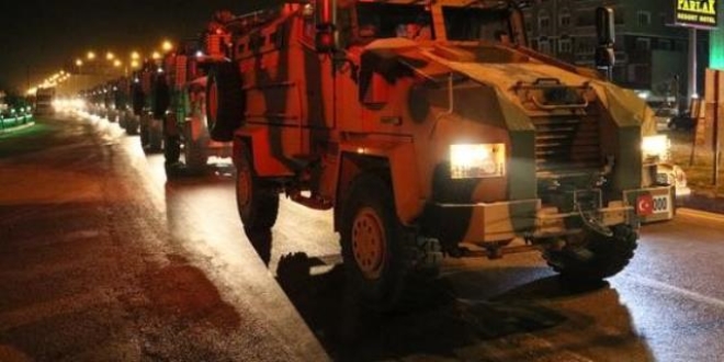 Kırıkhan'da çocuklardan askeri konvoya sevgi seli
