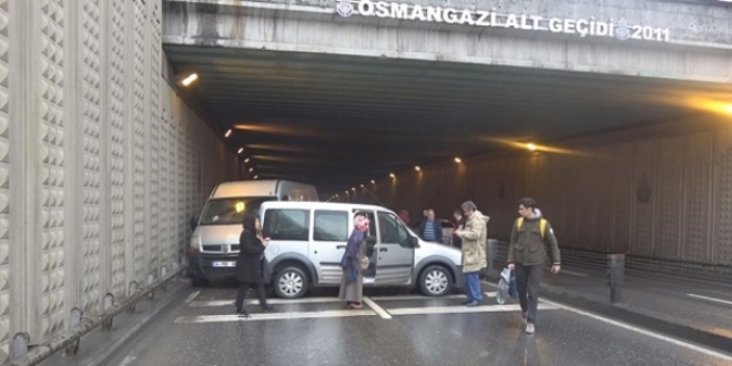 Sultangazi'de yola mazot döküldü, 15 araç birbirine girdi