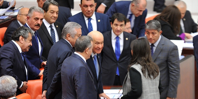 Pervin Buldan ile Bahçeli'nin sohbeti dikkat çekti