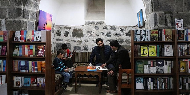 Tarihin mistik havasında kitap okuma keyfi