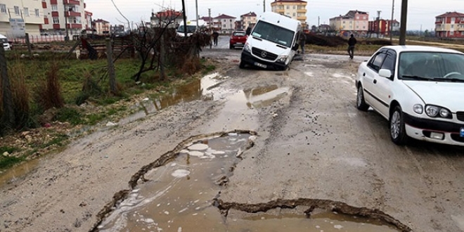 Öğrenci servisi geçerken yol çöktü
