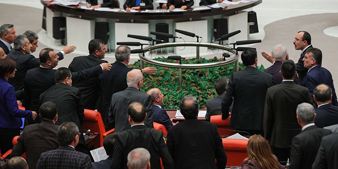 AK Parti ve CHP'li vekiller arasında FETÖ tartışması
