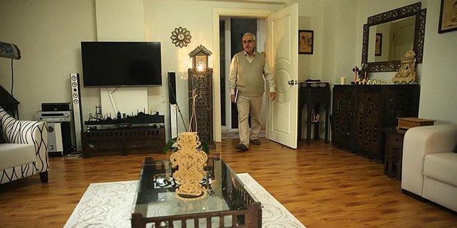 Emekli öğretmen, evini sanatıyla donatıyor