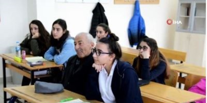 Aynı sınıfta evlatla anne-babayı buluşturan proje