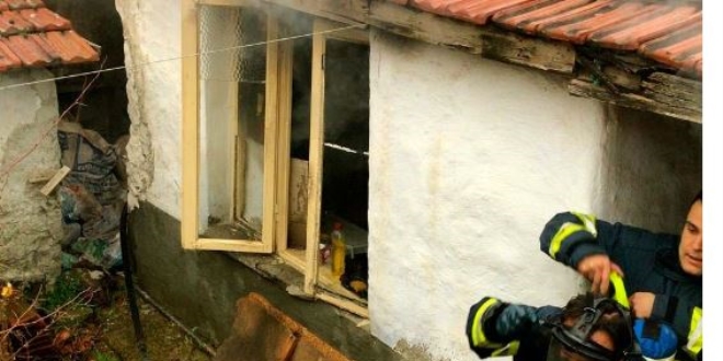 'Okul polisi' zihinsel engelli kadını yangından kurtardı