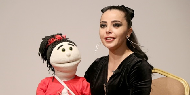 Çocuklara kuklayla eğitim veriyor