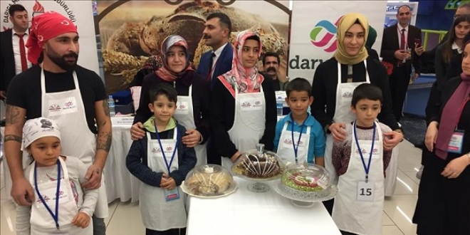 Bayat ekmekten yapılan yemeklerle yarıştılar