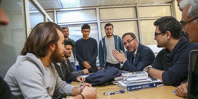 Bakan Kasapoğlu'ndan öğrencilere sürpriz ziyaret