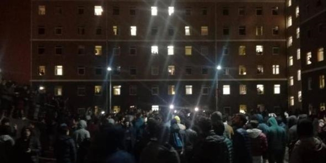 Yurtta kalan öğrencilerinden gece yarısı eylem