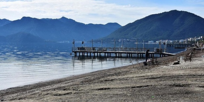 Marmaris'te korkutan görüntü! Deniz yaklaşık 5 metre çekildi