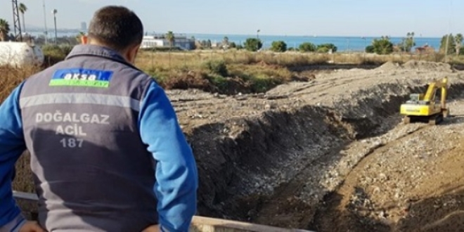 İş makinesi doğalgaz borusunu patlattı, karayolu trafiğe kapatıldı