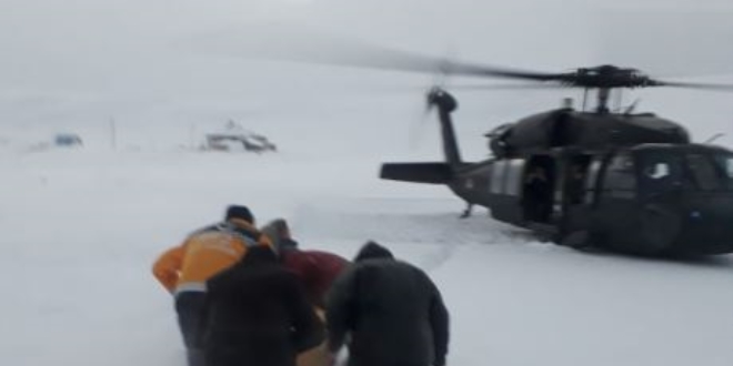 Askeri helikopter fenalaşan hasta için havalandı
