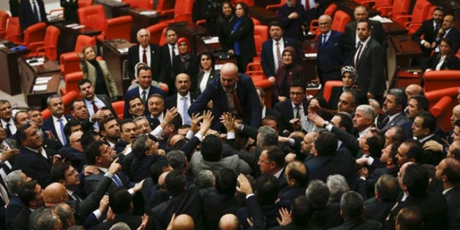 Meclis'te tartışma çıktı, itişmeler yaşandı
